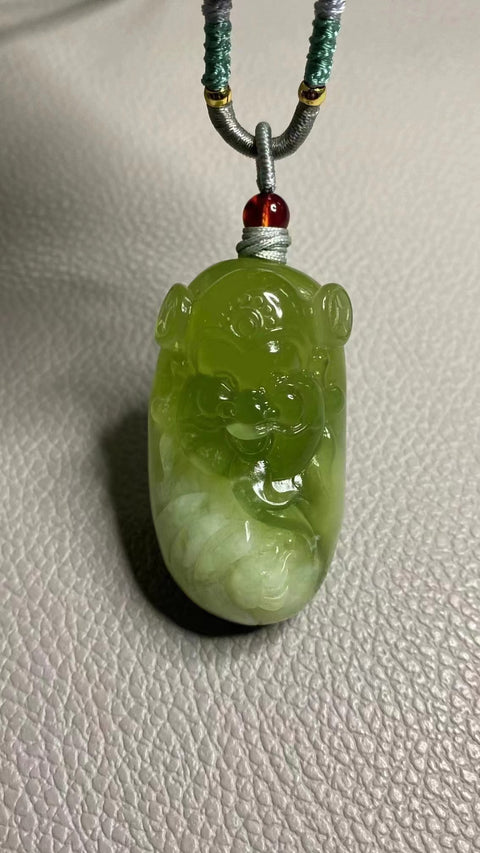 Liontin Dewa Kekayaan Giok Alami Berukuran 50 * 28,5 * 22,3 mm Giok bersih, halus dan hangat Termasuk ongkos kirim dan pajak.