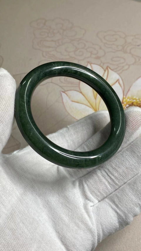 Gelang Giok Cui Alami Ukuran 53-55mm Ukuran 54.3mm Lebar Sisi 10.3mm Giok terjadi secara alami Pola acak Pengiriman dan pajak sudah termasuk.