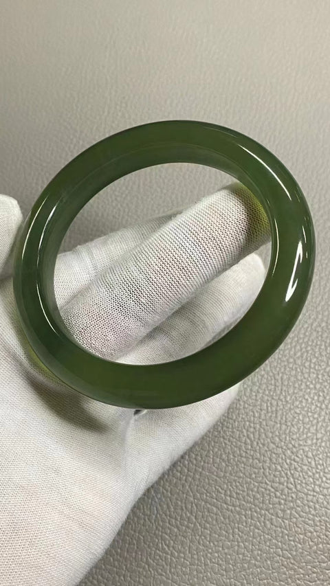 Gelang Hijau Penuh Giok Cui Giok Alami Ukuran 61-63mm Ukuran 62.5mm Lebar Sisi 12mm Giok ini terbentuk secara alami dan polanya acak Sudah termasuk ongkos kirim dan pajak.