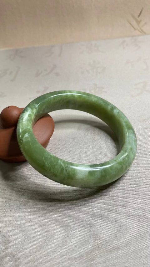 Gelang Cui Giok Minyak Cui Tua Ukuran 59-61mm Ukuran 60.4mm Lebar 14.2mm Giok terjadi secara alami Pola acak Termasuk pajak pengiriman.