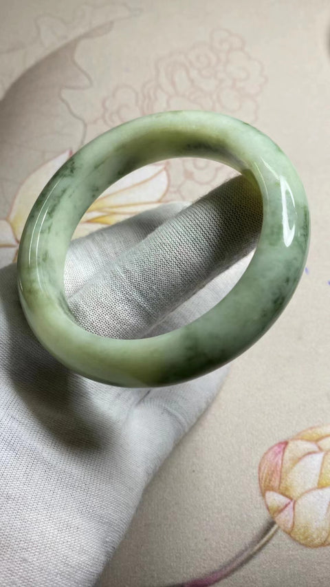 Gelang Giok Cui Giok Minyak Tua Ukuran 57-59mm Ukuran 58.7mm Lebar Sisi 16mm Giok ini terbentuk secara alami dan polanya acak Sudah termasuk pajak pengiriman.