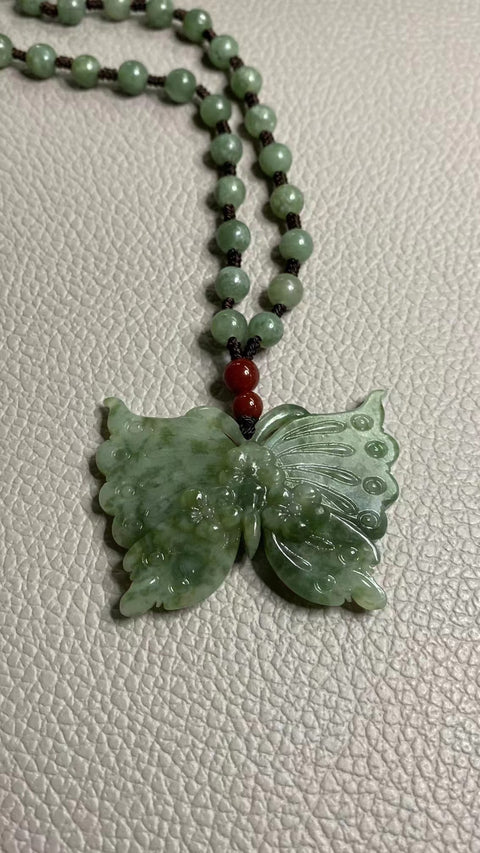 Liontin Kupu-kupu Giok Cui Giok Alami Ukuran 50 * 38mm Giok halus dan hangat Termasuk pajak pengiriman.