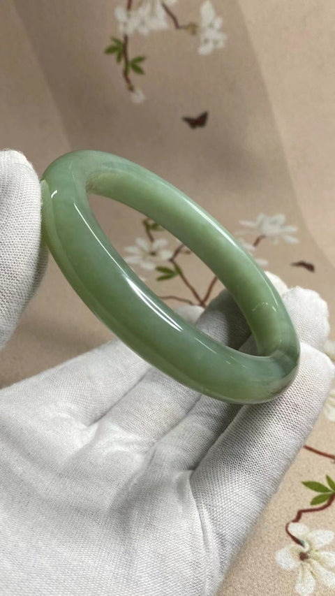 Gelang Selada Air Giok Cui Fine Cui Ukuran 63-65mm Ukuran 64.5mm Lebar 12.2mm Giok terjadi secara alami Pola acak Termasuk ongkos kirim dan pajak