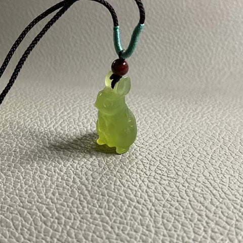 Rantai Kelinci Giok Giok Cui Alami Ukuran 26 * 15.3mm Giok bersih dan halus Gaya Termasuk pajak pengiriman