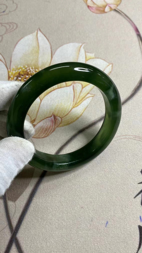 Gelang Hijau Penuh Giok Cui Fine Jade Ukuran 57-59mm Ukuran 58.8mm Lebar Sisi 12.3mm Giok ini terbentuk secara alami dan polanya acak Sudah termasuk ongkos kirim dan pajak.