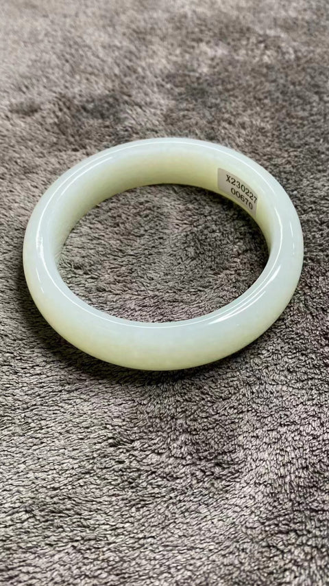 Gelang Giok Hetian Alami Giok bersih, halus dan hangat Ukuran 53-62mm Lebar sisi 15-18mm Giok terbentuk secara alami Pola acak sudah termasuk pajak pengiriman.