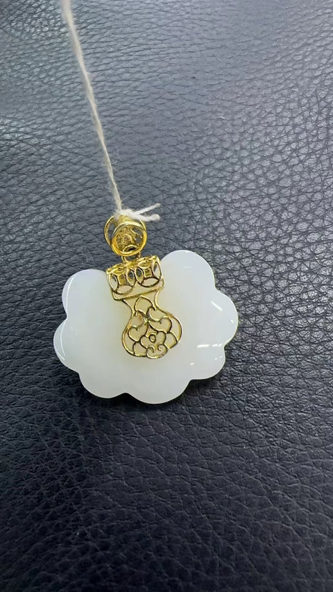 Kalung Giok Ruyi Hetian Giok Alami 925 tatahan perak Giok halus dan hangat Ukuran 28 * 29mm Giok halus dan hangat Sudah termasuk pajak pengiriman.
