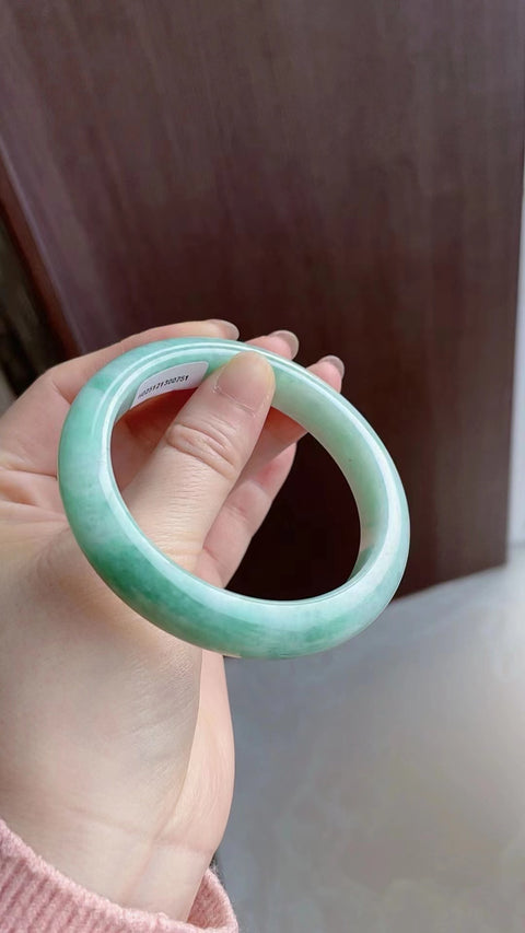 Gelang jadeite giok alami, warna dasar hijau kacang, tampak memukau di pergelangan tangan, diameter 60mm. Pengiriman gratis ongkir dan pajak.