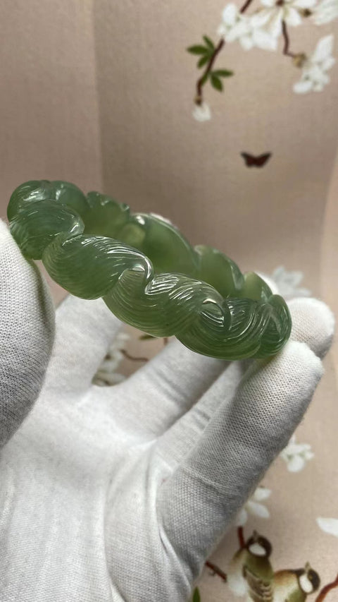 Gelang Bunga Berukir Giok Cui Alami Ukuran 60-62mm Ukuran 61.9mm Lebar Sisi 15.5mm Giok terjadi secara alami Pola acak termasuk pajak pengiriman