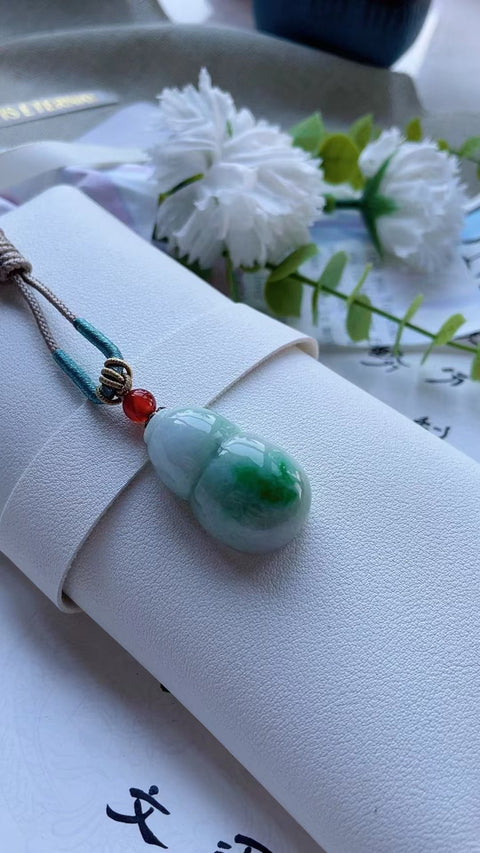 Liontin Labu Jadeite Alami Bahan Lubang Tua Bagian bawah halus dan hangat, penuh dengan kepala air Ukuran 3.3 * 1.6cm Termasuk ongkos kirim dan pajak
