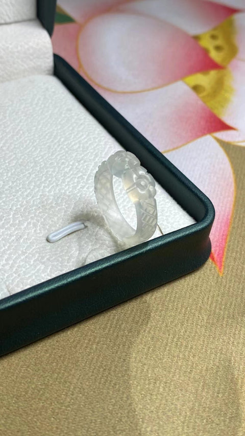 Cincin Giok Alam Berukir Ukuran 17mm Giok bersih, halus dan hangat Sudah termasuk ongkos kirim dan pajak.