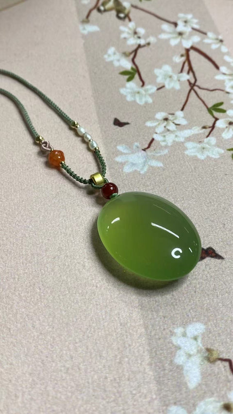 Keberuntungan Selalu: Liontin Giok Xiuyan Indah (Hijau Penuh), Ukuran: 41 x 30 x 13,5 mm, termasuk biaya pengiriman dan pajak.