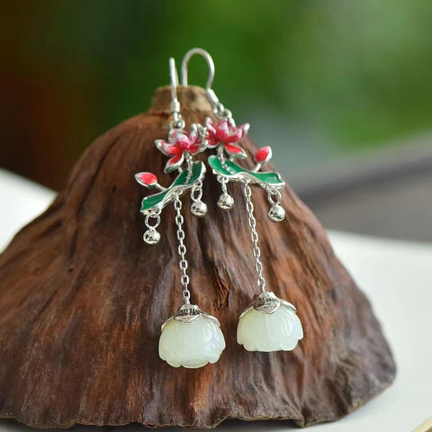 7675 Anting Bunga Teratai Giok Hetian Jade Alami yang terbuat dari perak 925. Batu gioknya bersih dan halus, gayanya cantik dan apik.