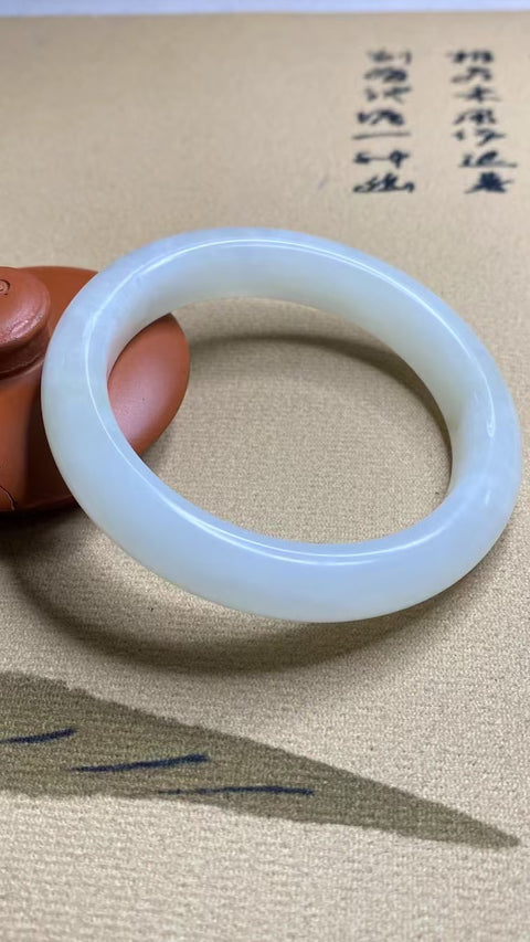 Gelang Cahaya Bulan Putih Giok Cui Giok Alami Ukuran 55-57mm Ukuran 56.8mm Lebar Sisi 12.1mm Giok semuanya terjadi secara alami Pola acak termasuk pajak pengiriman