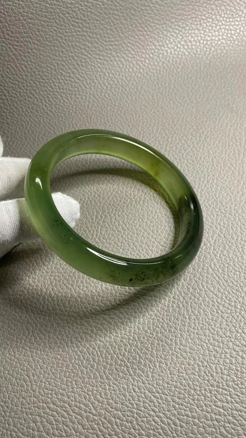 Gelang Giok Cui Giok Alami Warna Musim Semi Ukuran 63-65mm Ukuran 64.9mm Lebar Sisi 12.7mm Giok semuanya terjadi secara alami Pola acak termasuk pajak pengiriman