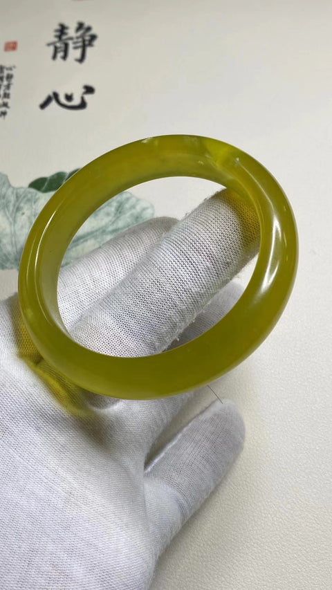 Penawaran Khusus Gelang Kuning Minyak Ayam Giok Cui Giok Alami Ukuran 56-58mm Ukuran 57.5mm Lebar Sisi 13.2mm Giok ini terbentuk secara alami dan polanya acak Sudah termasuk ongkos kirim dan pajak.