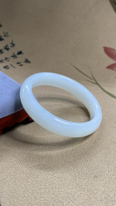 Gelang giok Xiuyan – White Moonlight, putih dan berkilau. Diameter 53,5mm, lebar tepi: 12,3mm, Semua Batu Terbentuk Secara Alami. Gratis Ongkos Kirim Dan Pajak.