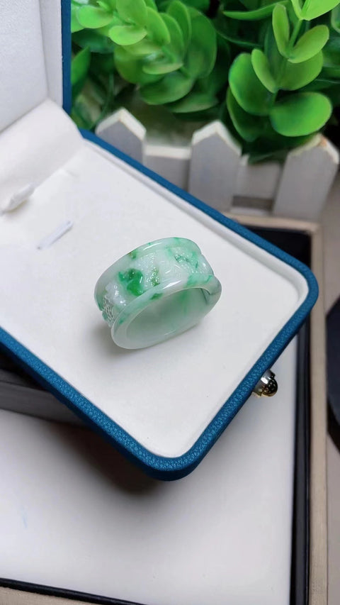 Jadeite Trigger Finger alami, penuh air, bunga hijau yang indah, ukuran 2.2, gaya yang indah, sudah termasuk pajak pengiriman.