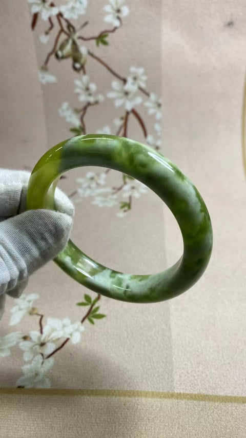Gelang Gelang Milkcap Titi Giok Hijau Cui Giok Alami Ukuran 59-61mm Ukuran 60.3mm Lebar Samping 12mm Giok terjadi secara alami Pola acak Pengiriman dan pajak sudah termasuk.