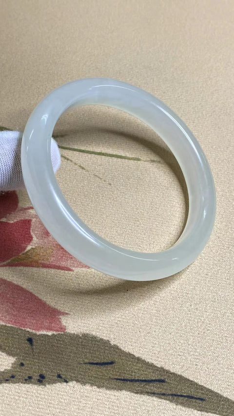 Gelang Cahaya Bulan Es Giok Cui Fine Jade Ukuran 63-65mm Ukuran 64.8mm Lebar Sisi 12.3mm Giok terjadi secara alami Pola acak Termasuk pajak pengiriman.