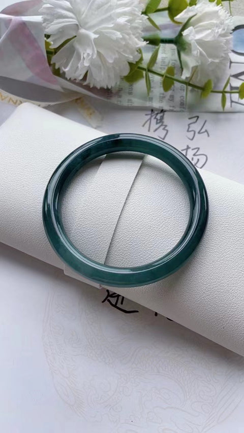 Gelang barang dari batu giok alami Bahan batu giok Pit tua bersih, halus, dan hangat Ukuran 63mm Warna hijau pedas Batu giok alami Pola acak Termasuk ongkos kirim dan pajak