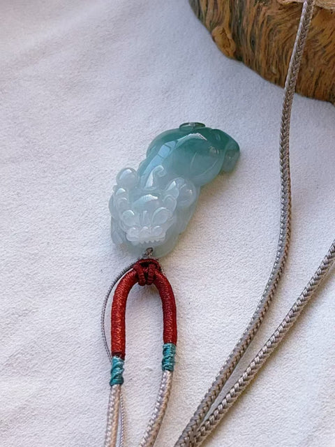 Jadeite alami liontin liontin batu giok kepala air hangat halus ukuran penuh 33,9 * 16,5 * 10,3 mm diukir dengan tangan murni Termasuk pajak pengiriman