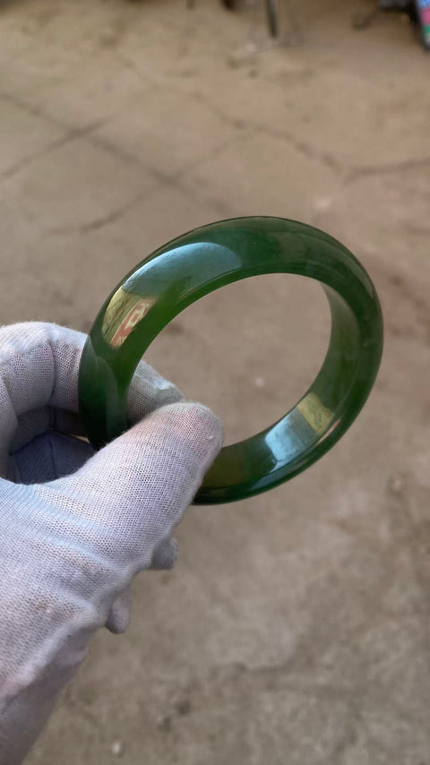 Gelang giok Xiuyan hijau penuh yang indah, diameter dalam 65,6mm, lebar samping 18,8mm, batu alam dihasilkan secara alami, polanya acak, termasuk pajak pengiriman