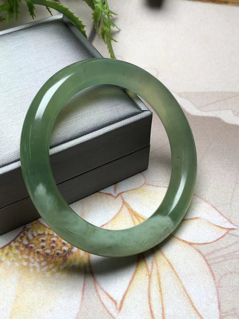 Baru ...... Gelang Giok Cui Alami Gelang Giok Danau Bunga Hijau Bunga Spiritual dan Elegan Giok halus dan hangat di tangan efeknya serbaguna & nbsp; Ukuran: 57.2 × 11.5 × 10.2 ㎜ Giok secara alami terjadi secara acak pola Termasuk pajak pengiriman