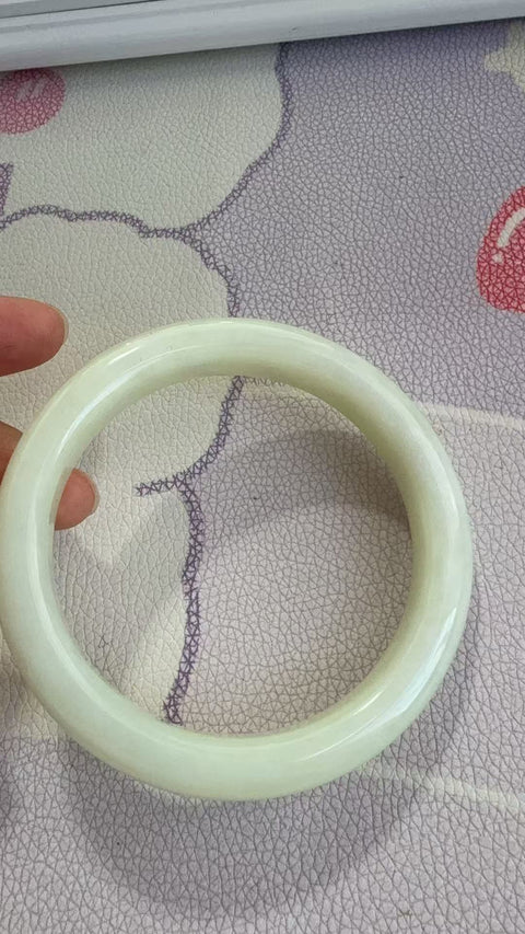 Gelang giok Xiuyan yang indah, diameter dalam: 63mm, lebar samping: 11,4mm. Batunya terbentuk secara alami, dan polanya acak. Biaya pengiriman dan pajak sudah termasuk.