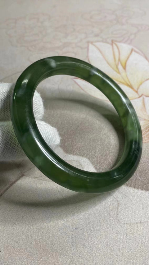 Gelang Giok Cui Alami Ukuran 59-61mm Ukuran 60.6mm Lebar Sisi 10mm Giok terjadi secara alami Pola acak Pengiriman dan pajak sudah termasuk.