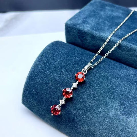 Kalung Garnet Alami dari 925 Perak & nbsp; Ukuran 4 * 3mm Tekstur halus dan hangat sudah termasuk pajak pengiriman.