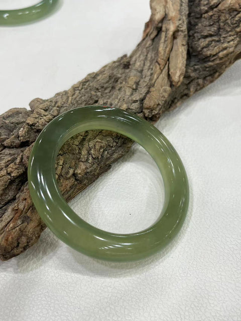 Gelang Es Hijau Giok Cui Giok Alami Ukuran 60.8mm Giok ini bersih, halus dan hangat Giok ini terbentuk secara alami Pola-polanya acak Sudah termasuk pajak pengiriman