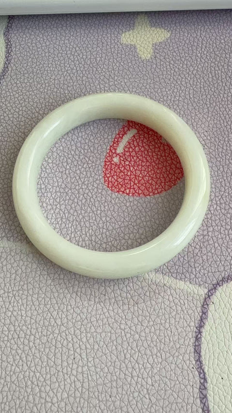 Gelang giok Xiuyan yang indah, diameter dalam: 52 mm, lebar tepi: 10,8 mm. Batunya terbentuk secara alami, dan polanya acak. Biaya kirim dan pajak sudah termasuk.
