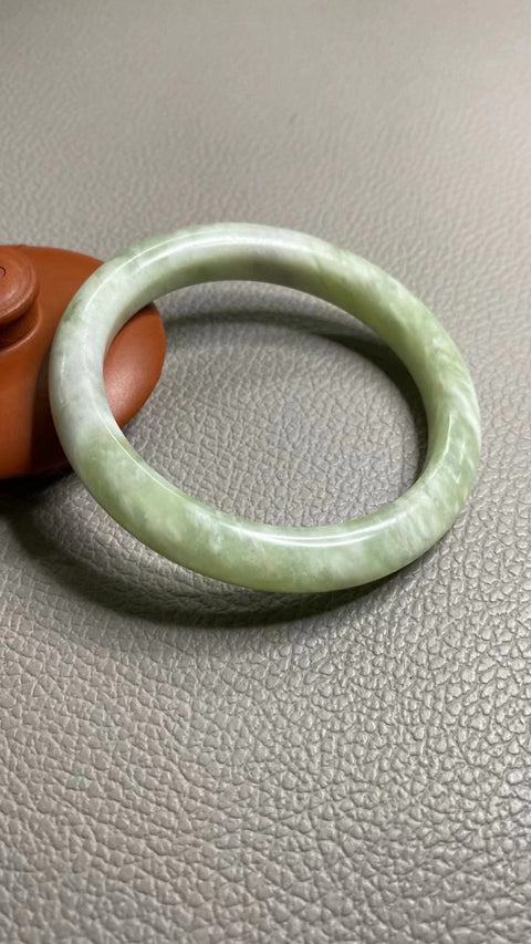 Gelang Giok Cui Alami Ukuran 57-59mm Ukuran 58.2mm Lebar Sisi 10mm Batu giok semuanya muncul secara alami Pola-polanya acak Termasuk ongkos kirim dan pajak.