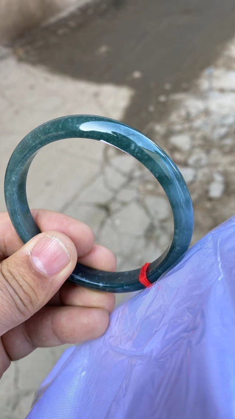 Gelang jadeite minyak jadeite halus yang jernih, kaliber yang cocok untuk ukuran 61-63mm Ukuran 62mm Lebar batang 9mm Batu giok terbentuk secara alami Pola acak sudah termasuk pajak pengiriman