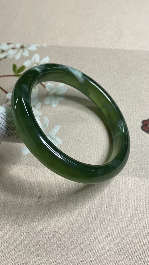 Gelang Bahan Giok Cui Alami 180 Ukuran Gelang 61-63mm Ukuran 62.3mm Lebar Sisi 12.3mm Giok terbentuk secara alami Pola acak Pengiriman dan pajak sudah termasuk.