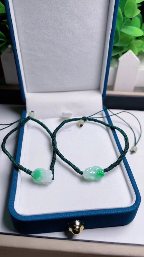 Natural Jadeite Pixi, bahan lubang tua, dasar yang halus dan hangat, hijau cerah yang indah Termasuk pajak pengiriman