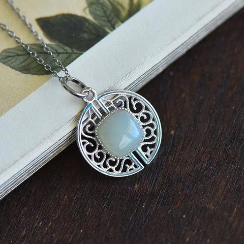 26301 Kalung Giok Hetian Alami yang terbuat dari perak 925; Giok itu bersih, halus, dan hangat. Gayanya cantik dan anggun.