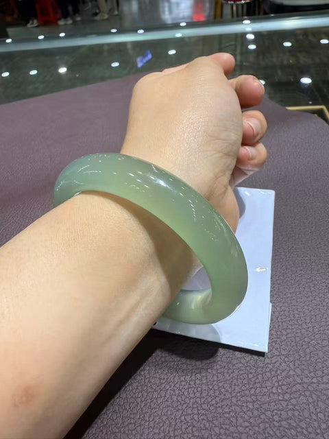 Gelang giok hijau Xiuyan yang indah! Diameter dalam: 60,4 mm. Batu alam terbentuk secara alami, polanya acak. Biaya pengiriman dan pajak sudah termasuk.