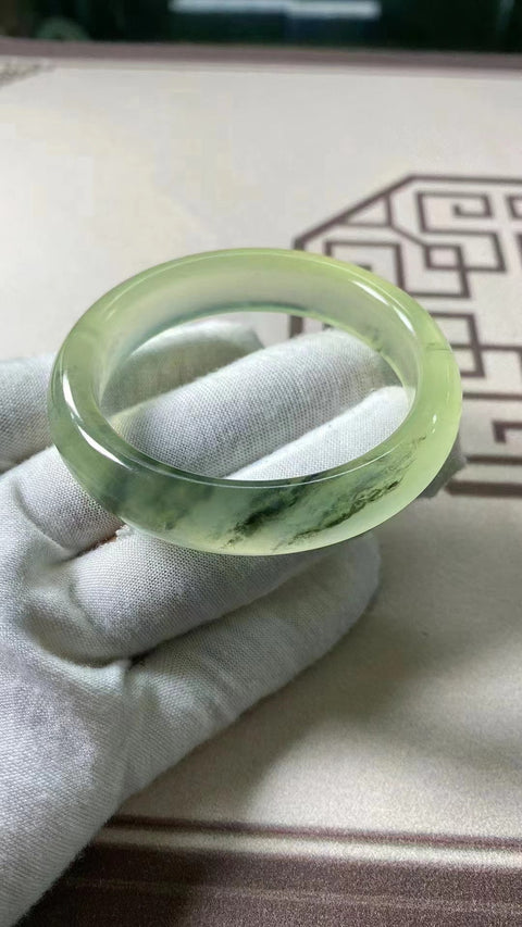 Gelang Lukisan Warna Musim Semi Giok Cui Jade Alami Ukuran 50 * 52mm Ukuran 51.8mm Lebar Sisi 12.7mm Batu giok ini terbentuk secara alami dan polanya acak.