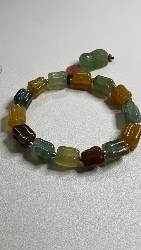 Gelang Giok Giok Cui Alami yang Sangat Berharga dengan aksesoris yang indah Giok yang bersih dan halus Ukuran 15 * 11mm Sudah termasuk ongkos kirim dan pajak.