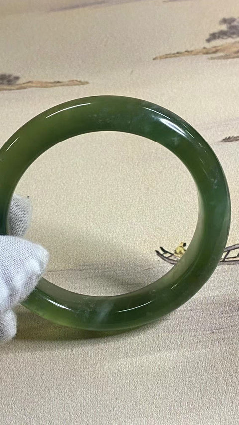 Gelang Bahan Fine Jade 180 Ukuran 61-63mm Ukuran 62.3mm Lebar 12.9mm Batu giok terjadi secara alami Pola acak Termasuk pajak pengiriman.