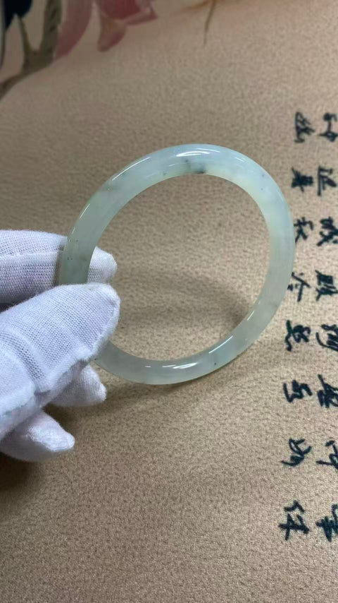 Batangan kecantikan tinta es giok Xiuyan yang indah, diameter 59,5mm, batu alam dihasilkan secara alami, polanya acak, termasuk pajak pengiriman