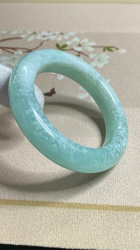Gelang Es Giok Cui Giok Abu-abu Ukuran 51-53mm Ukuran 52.6mm Lebar Sisi 12.8mm Giok ini terbentuk secara alami dan polanya acak Sudah termasuk ongkos kirim dan pajak.