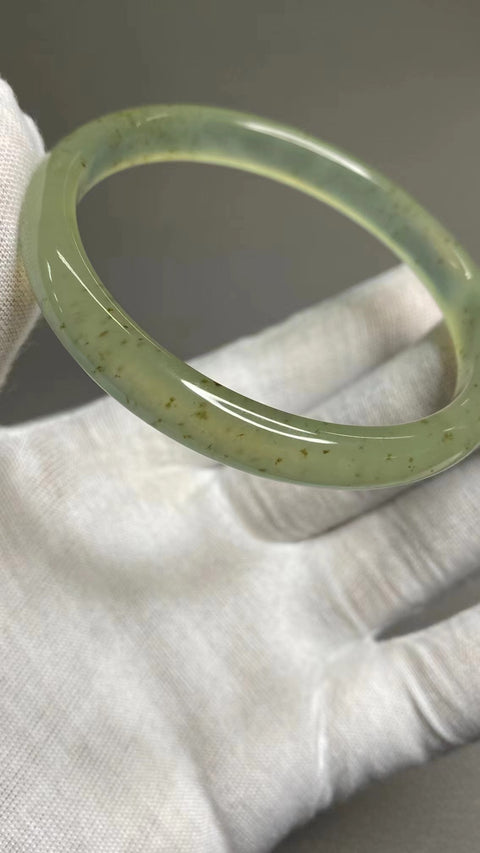 Gelang Selada Air Hijau Es Giok Cui Halus Ukuran 59-61mm Ukuran 60.4mm Lebar Sisi 9mm Batu giok semuanya muncul secara alami Pola-polanya acak Termasuk ongkos kirim dan pajak.