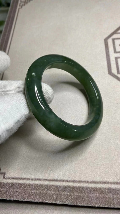 Gelang Hijau Penuh Giok Cui Alami Ukuran 54-56mm Ukuran 55.6mm Lebar Sisi 12.5mm Giok terjadi secara alami Pola acak Pengiriman dan pajak sudah termasuk.