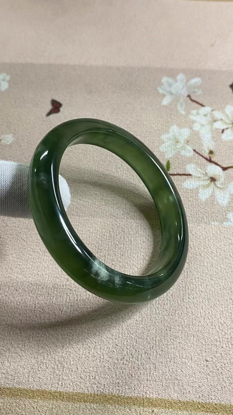 Gelang Hijau Penuh Giok Cui Alami Ukuran 57-59mm Ukuran 58.1mm Lebar Sisi 11.4mm Giok terjadi secara alami Pola acak Pengiriman dan pajak sudah termasuk.