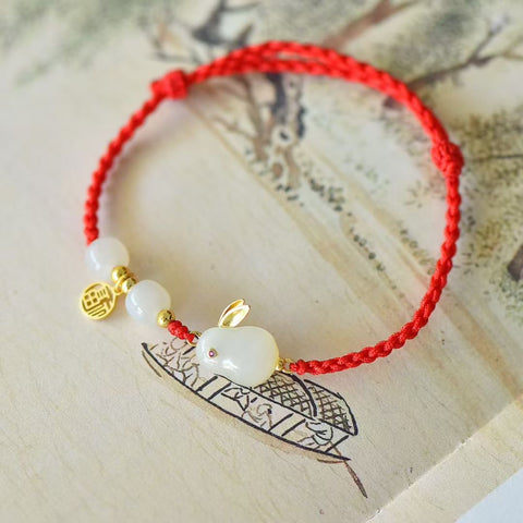 8867-6# Perak sterling 925 bertatahkan kelinci giok Hetian yang dipadukan dengan tali merah melambangkan keberuntungan dan kemakmuran. Dimensi giok: 10*13 cm. Gratis ongkos pengiriman dan bea cukai.