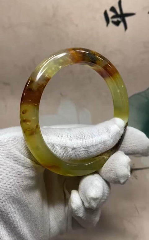 Gelang giok Xiuyan warna-warni bermotif bunga yang indah, diameter dalam: 58,5 mm, lebar tepi: 11 mm. Semua batu terbentuk secara alami. Biaya kirim dan pajak sudah termasuk.