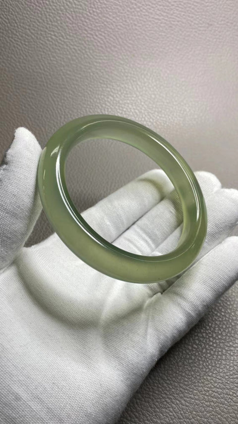 Kaliber gelang giok Cui alami yang cocok untuk ukuran 63-65mm 64.5mm, lebar sisi 12.3mm Giok terjadi secara alami Pola acak termasuk pajak pengiriman